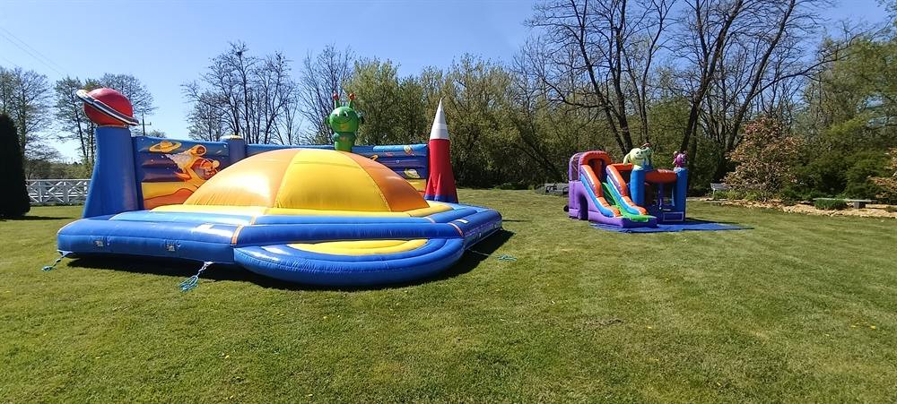 Dmuchany plac zabaw Miękka Górka rozłożony na trawie