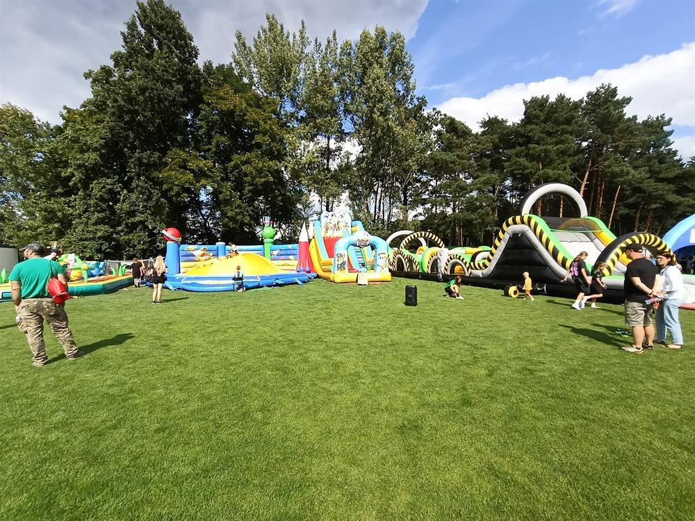 Tor Przeszkód Gigant rozstawiony na festynie obok innych dmuchańców KIK Show